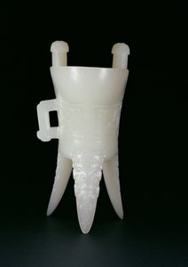 Císařská libační nádoba z bronzové formy Jue, období Qianlong (1736–95) (nefrit) (viz také 241153)